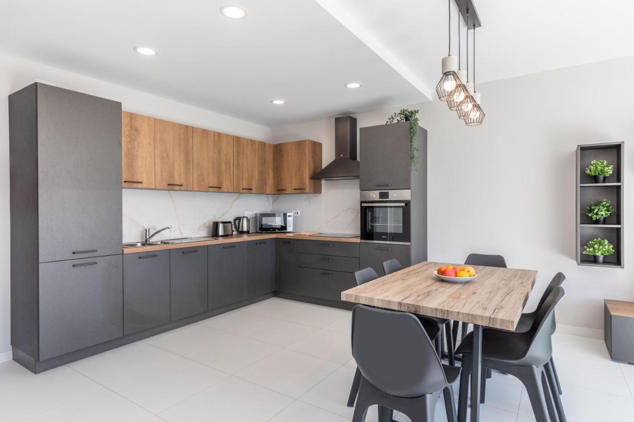 Unique Penthouse With Private Heated Jacuzzi, Close To Restaurants And Night Life Is-Swieqi Eksteriør billede